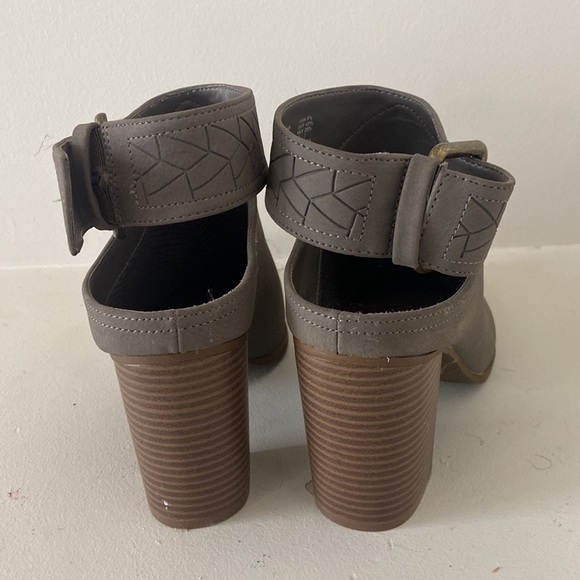 American eagle grey cut out heels - Picture 3 of 4